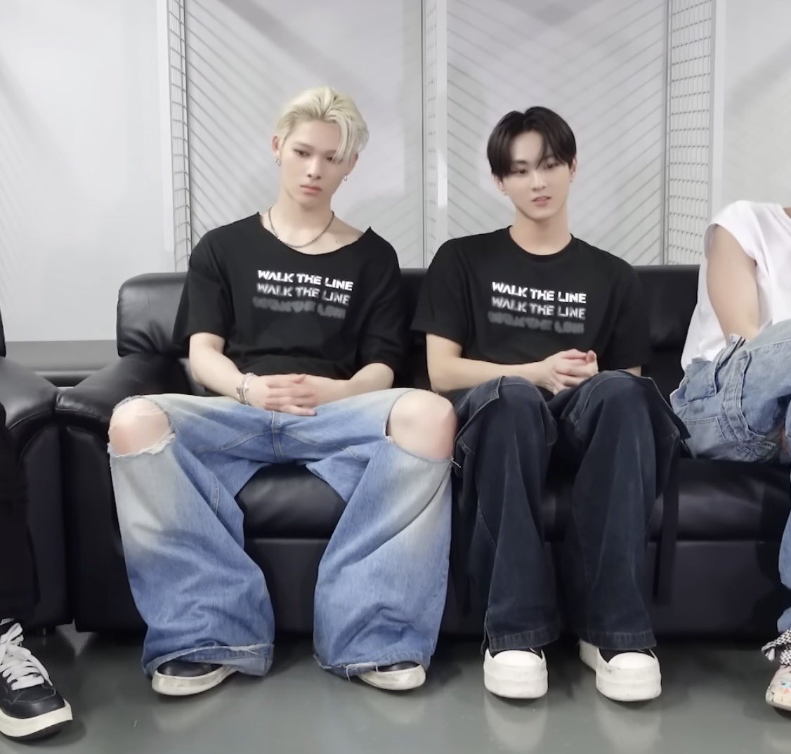 아니 둘이 다리벌린거자세차이 봐 ㅋㅋㅋㅋ ♥♥