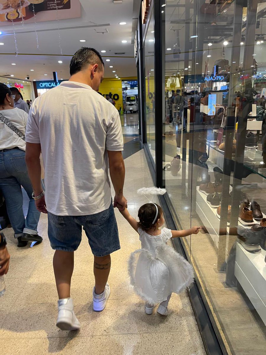 EduardQuinteroG's tweet photo. Angelita de papá 🌹 https://t.co/MN97FYP6LL