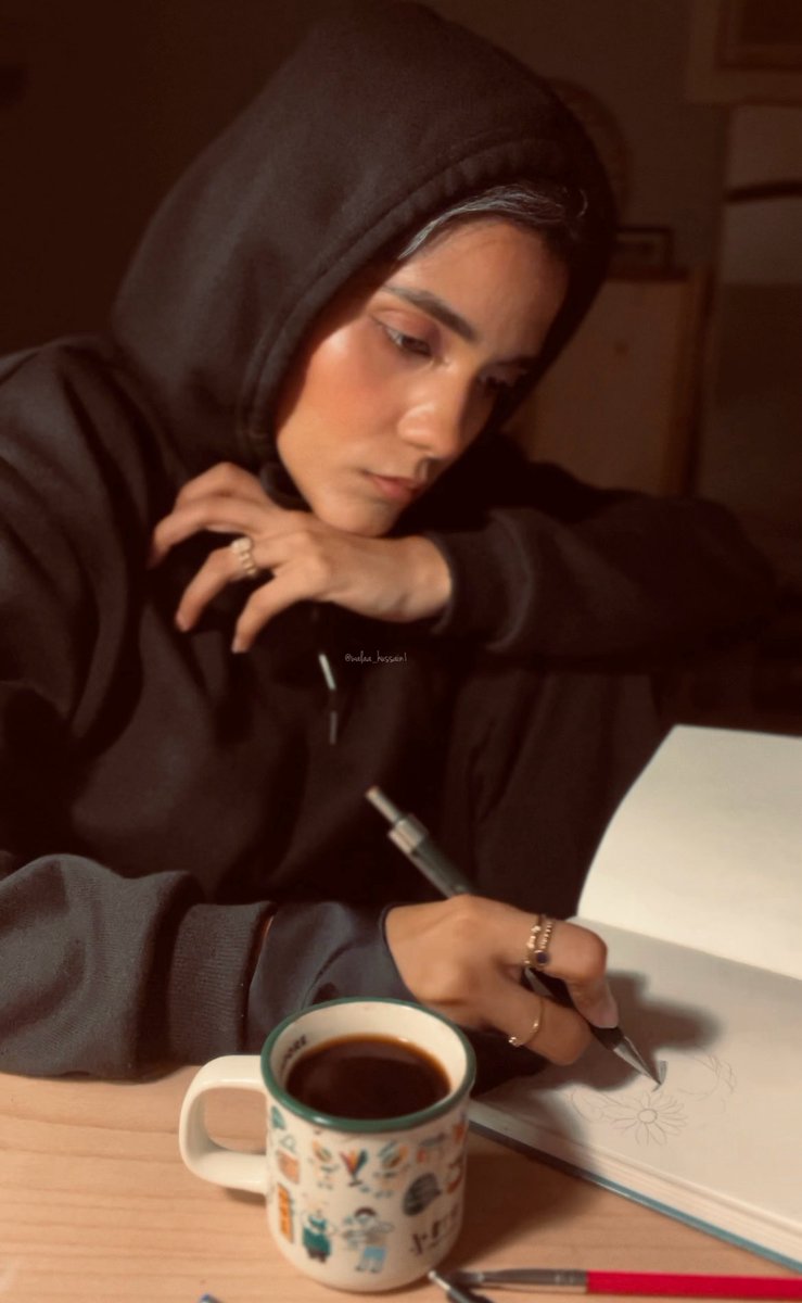 walaa_hussain1's tweet image. هناك اثنان مني في هذه الدنيا ، واحده تحلم بالفن ، وواحده تتدحرج من أجل لقمة العيش.