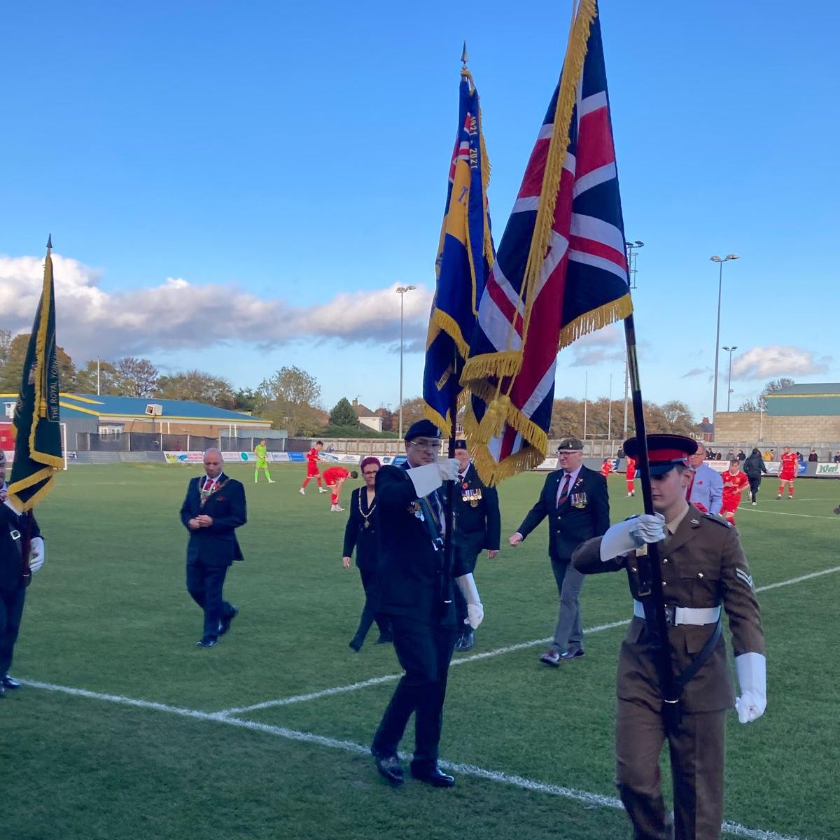 ⚽️🎖️#ERChairman attended a Remembrance event at The Mounting Systems Stadium, home of #BridlingtonTownAFC, ahead of their match vs Hallam.
Players, officials &amp; supporters united in reflection to honour those who served   #LestWeForget #EastRiding #NorthernPremierLeague