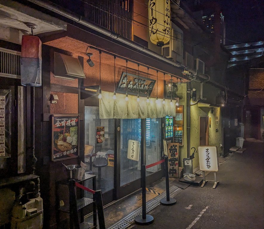 oTbEVHqm69VHhiE's tweet image. 【らーめん 小僧】@大阪市福島
《小僧スペシャル》
極濃豚骨スープはドロッドロ。麺に絡みつく絡みつく。うま～い。細い路地にあるお店で気が付かず一度通り過ぎました。見つかって良かった。ご馳走様でした。
#極濃豚骨スープ #路地裏 #百名店2024