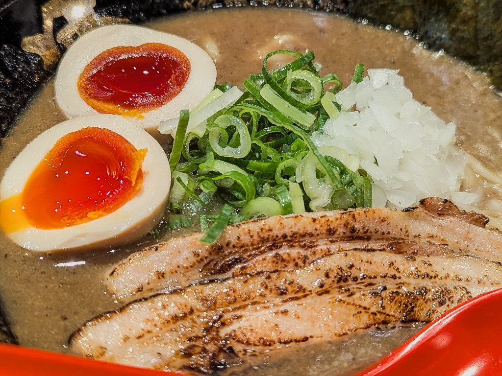 oTbEVHqm69VHhiE's tweet image. 【らーめん 小僧】@大阪市福島
《小僧スペシャル》
極濃豚骨スープはドロッドロ。麺に絡みつく絡みつく。うま～い。細い路地にあるお店で気が付かず一度通り過ぎました。見つかって良かった。ご馳走様でした。
#極濃豚骨スープ #路地裏 #百名店2024