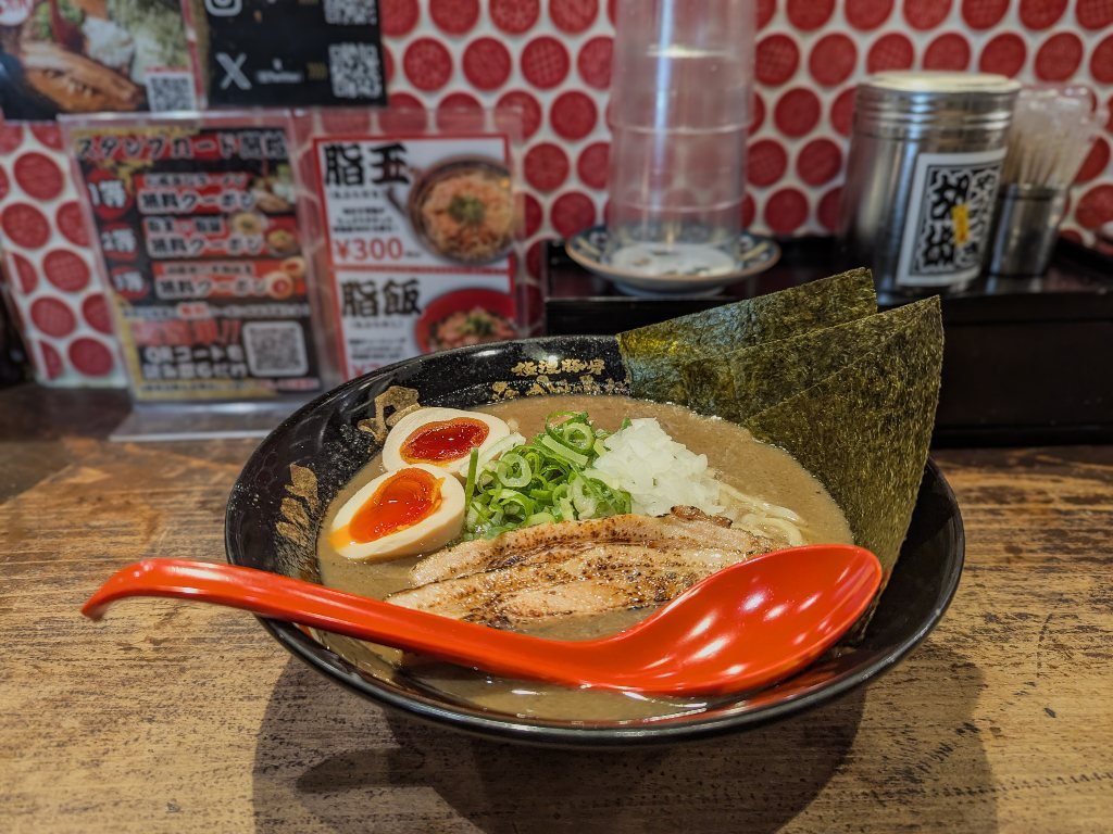 oTbEVHqm69VHhiE's tweet image. 【らーめん 小僧】@大阪市福島
《小僧スペシャル》
極濃豚骨スープはドロッドロ。麺に絡みつく絡みつく。うま～い。細い路地にあるお店で気が付かず一度通り過ぎました。見つかって良かった。ご馳走様でした。
#極濃豚骨スープ #路地裏 #百名店2024