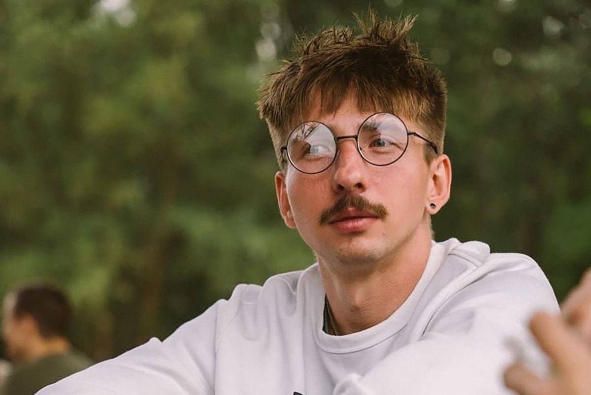 "Я должен был заниматься тем, что мне нравится, влиться в ряды российских оппозиционеров, познакомиться с новыми людьми и в конечном итоге сообщить обо всём в ФСБ"

Это антивоенный рашистский оппозиционер, сотрудник штаба навальнава, активист Открытой России и по совместительству