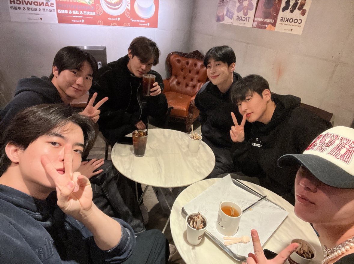 IlVICTON's tweet photo. THEY STAY, forever💛💙
😭😭😭😭😭 https://t.co/1SIhqPNBCu