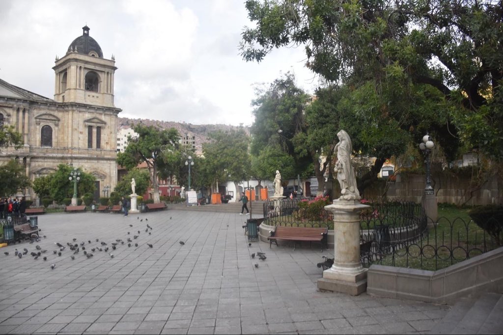LaPazAlcaldia's tweet photo. 🔧🌿 Arrancó el trabajo integral en la Plaza Murillo. 

La Alcaldía de La Paz ejecuta mantenimiento, ordenamiento y limpieza de este espacio patrimonial en vista del acto de transmisión de mando presidencial del 8 de noviembre.

#LaPaz https://t.co/hG79FHpuuM