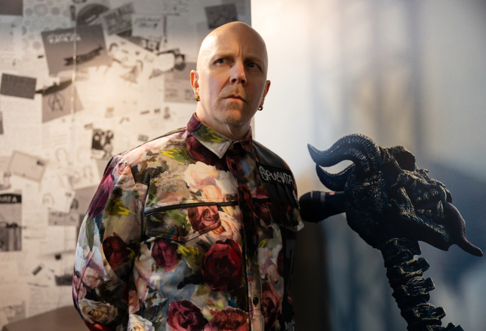 "Ilmoitin kutsunnoissa, että haluan sissikomppaniaan!"  

Toisin kuin useimmat kaverinsa, punkkari-solisti Toni Wirtanen lähti inttiin ja kertoo nyt ajatuksiaan maanpuolustuksesta.  

Lue potretti täältä:
ruotuvaki.fi/-/potretti-ton…