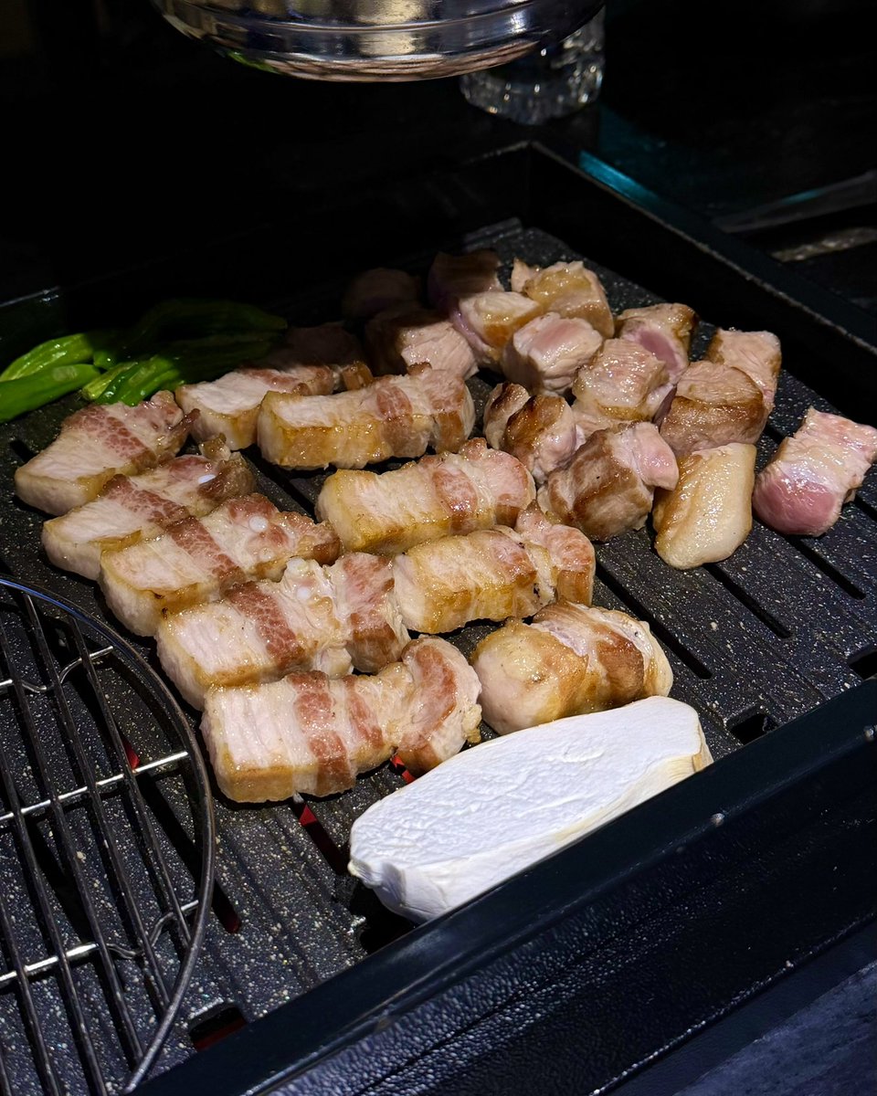 두꺼운 고기 너무좋아 뽀뽀해줄거임…