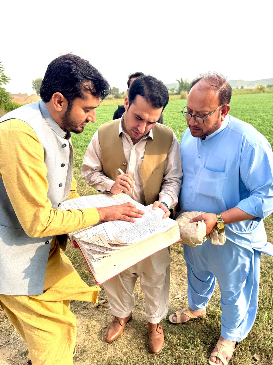 اےاے سی(ریونیو) فخر عالم صاحب نے آج تحصیل صوابی میں جاری خریف خسرہ گرداوری  کے عمل کا معائنہ کیا۔ اس دوران مختلف مواضعات میں ریکارڈ شدہ حقوق اور زرعی اراضی کا جائزہ لیا اور ریونیو عملےکو ہدایت کی کہ خسرہ گرداوری کے ریکارڈ کی بروقت، شفاف اور درست اپڈیٹ کو ہر صورت یقینی بنایا جائے