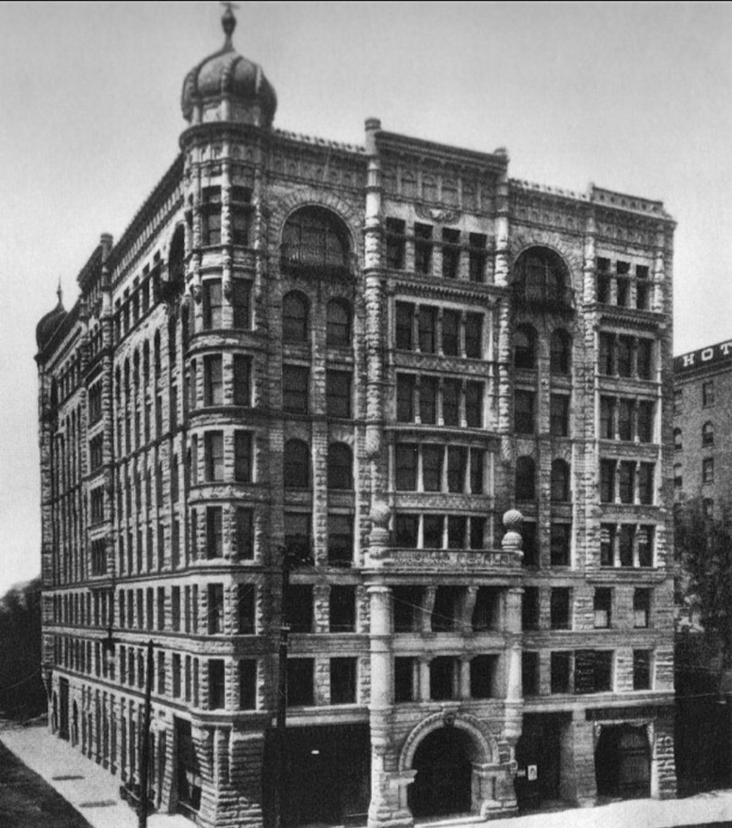 Onedove_LV's tweet image. Good morning! ☕️🌇 Another historic building I love here in Minneapolis, the Masonic Temple. How it looked then. How it looks today. Zoom in on the detail. #architecturelovers #Architectural_engineer #history