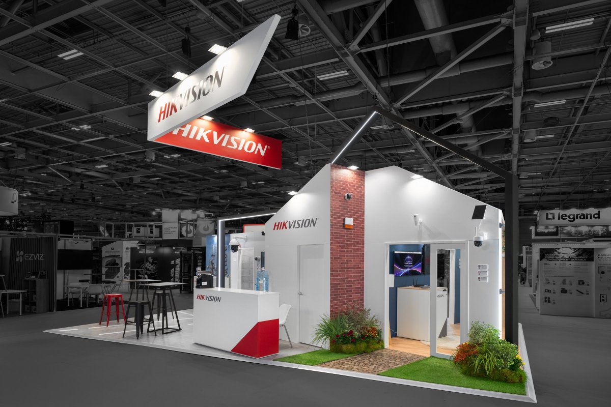 À l’occasion du salon Rexel, R2 Stand &amp; Event réalise un stand sur-mesure de 54 m² pour <a href="/hikvisionfr/">HIKVISION France</a>.
L’architecture elle-même devient un élément d’attraction : une façade en forme de maison qui invite le visiteur à entrer.