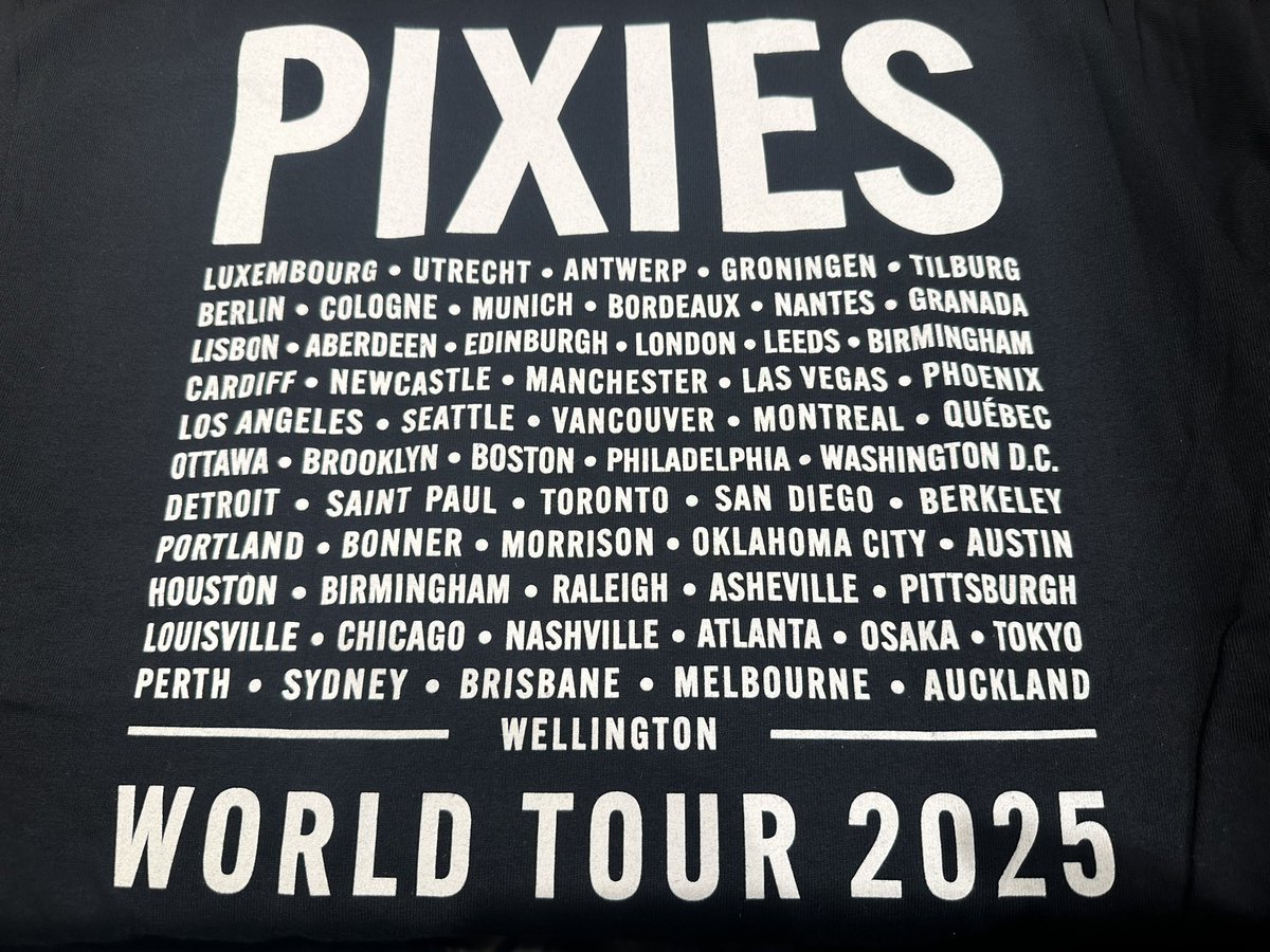 2017Repris's tweet image. Pixies @ EX Theater 六本木
いやー良かった。やってほしい曲ベスト5全部やってくれた…。Loud Quiet Loud なライブでありつつラストにブラック・フランシスが投げキッスを繰り出すくらいには多幸感溢れるライブでやっぱりPixies最高