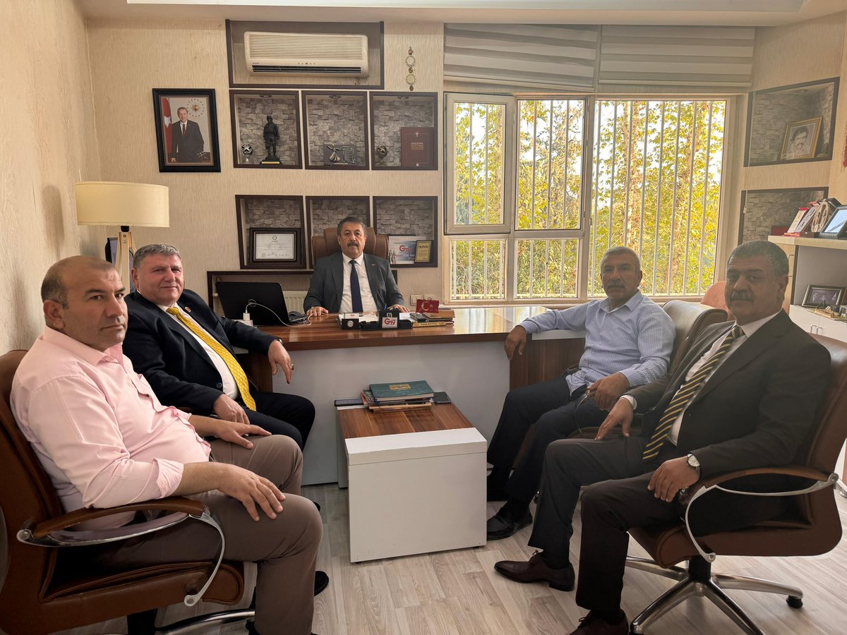 Urfa muhtarlar Dernek Başkanı Nevzat Aksoy ve 11 Nisan kurtuluş derneği Başkanı Halil Oruç ve yönetim kurulu Üyesi Hacı Oruç Televizyonumuzu ziyaret ettiler. Nazik ziyaret için değerli Başkanlarımıza teşekkür ederiz.