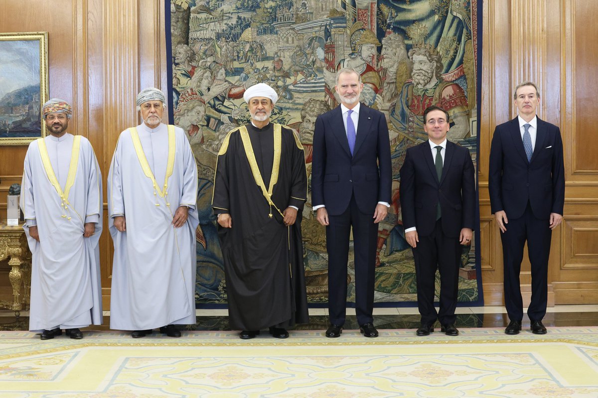 CasaReal's tweet photo. Encuentro del Rey y el Sultán de Omán, Haitham Bin Tarik, en el Palacio de la Zarzuela.

➡️https://t.co/1Pk5x6uFUT https://t.co/QoAWFFmDlu