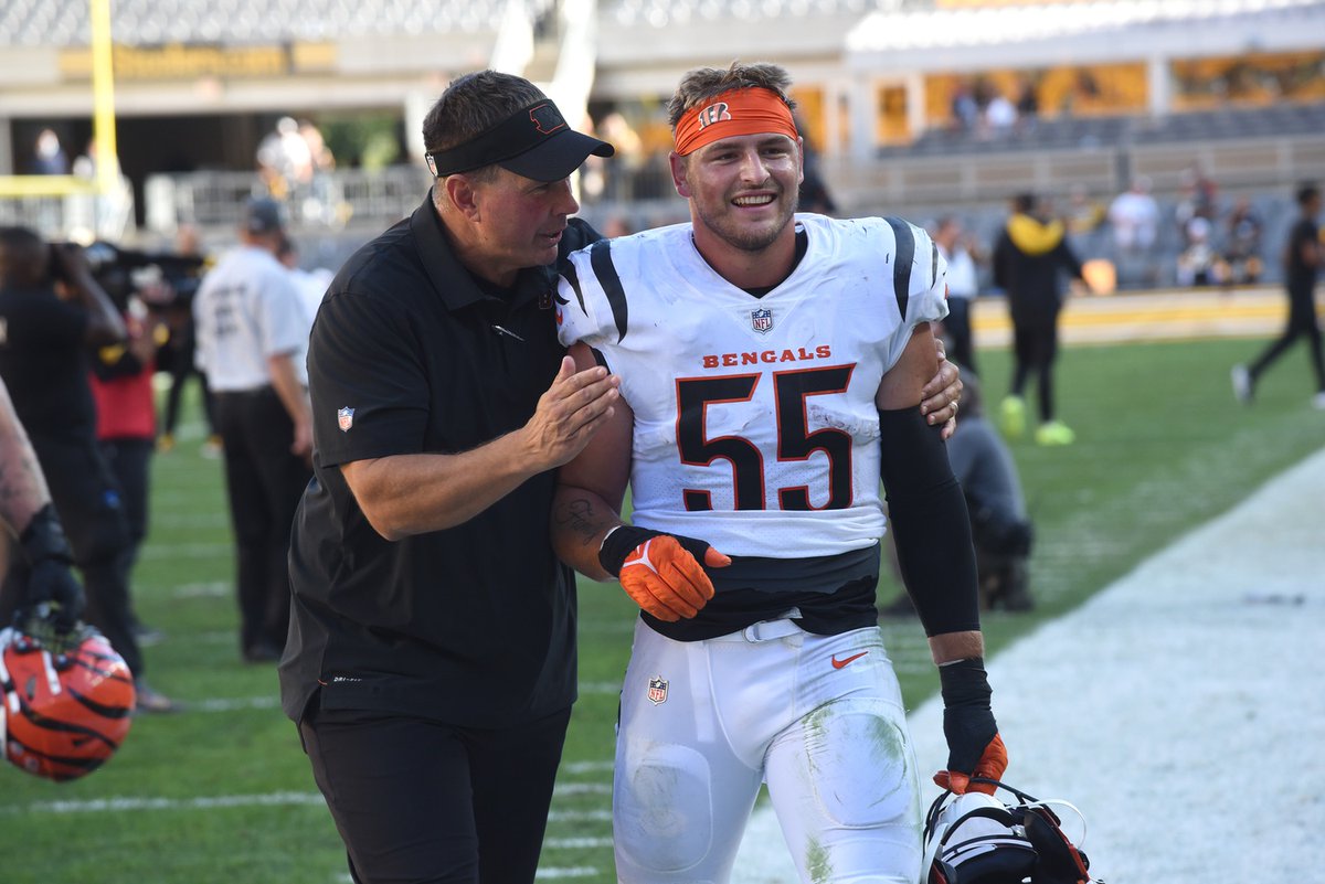 Stumbled into this picture of Logan Wilson with Al Golden from the 2021 season. The Bengals had just beat the Steelers in Pittsburgh to improve to 2-1. Wilson was breaking out in his second NFL season &amp; Golden was the Bengals' linebackers coach.

📸: Philip G. Pavely