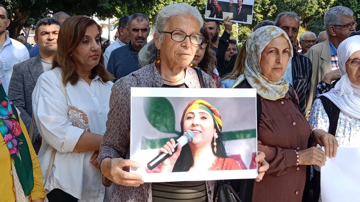 4 Kasım 2016’da HDP’ye yönelik başlatılan kayyum darbeleri ve siyasi saldırılar, halk iradesini hedef alan kapsamlı bir antidemokratik müdahale olmuştur.
Bugün, aynı kararlılıkla; demokrasiye, seçme hakkına ve halkın iradesine sahip çıkma mücadelemizi sürdürüyoruz.