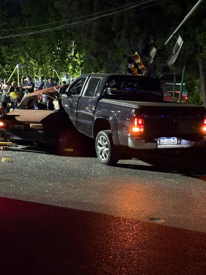 Tragedia en José C Paz: Un joven de 18 años alcoholizado al volante de una Amarok chocó contra un Renault 12 en el que viajaba una familia.

 🚗 Mató al padre y la madre en el acto, sus 3 hijos menores heridos, una niña de 7 años en estado grave.