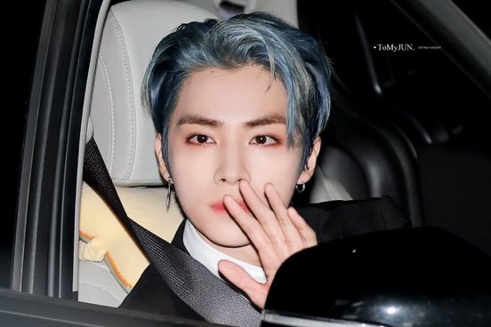 이거 샤오쥔 실물짤!
여기서 얼굴 여백 더 줄이면 더쥔 실물이긔