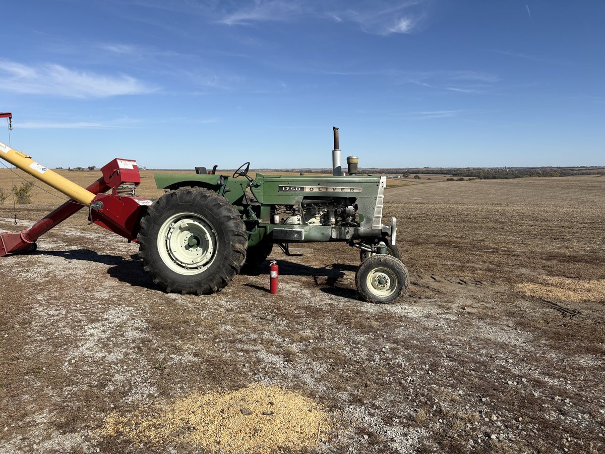 efarmsfive's tweet image. Things that I’ve never seen happen for 500 Alex. Finished a load, went to fuel combine, and she was on fire. Planted a ton of acres in High School with it and and a 4 row 7000 planter.