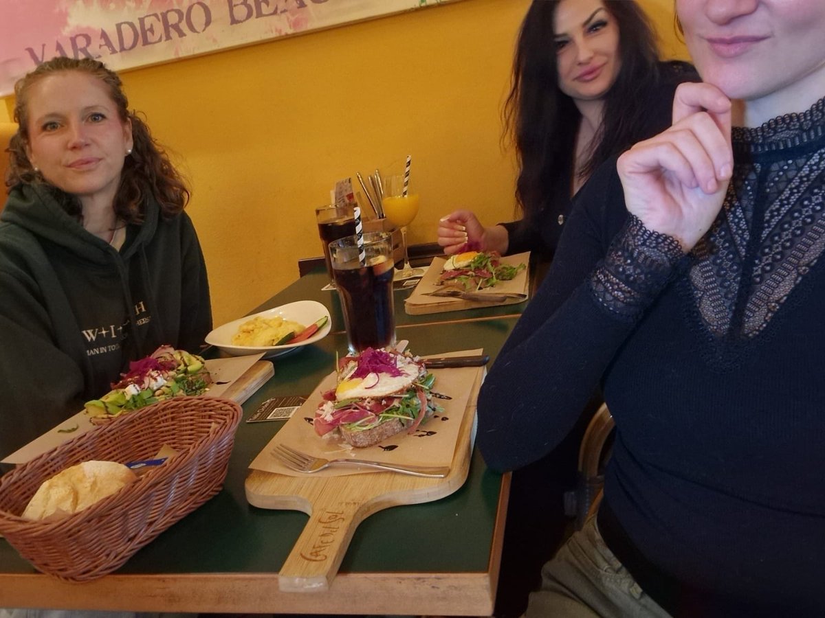 Kein Leder, keine Masken. Nur Brot, Lachen und ehrliche Gespräche. 🖤