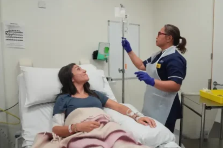 💥 ¡Un avance esperanzador en la lucha contra la Esclerosis Múltiple!

Emily, madre y profesora británica, ha sido la primera persona en recibir una terapia celular experimental con células CAR-T que podría detener o incluso revertir la progresión de la enfermedad.

Su