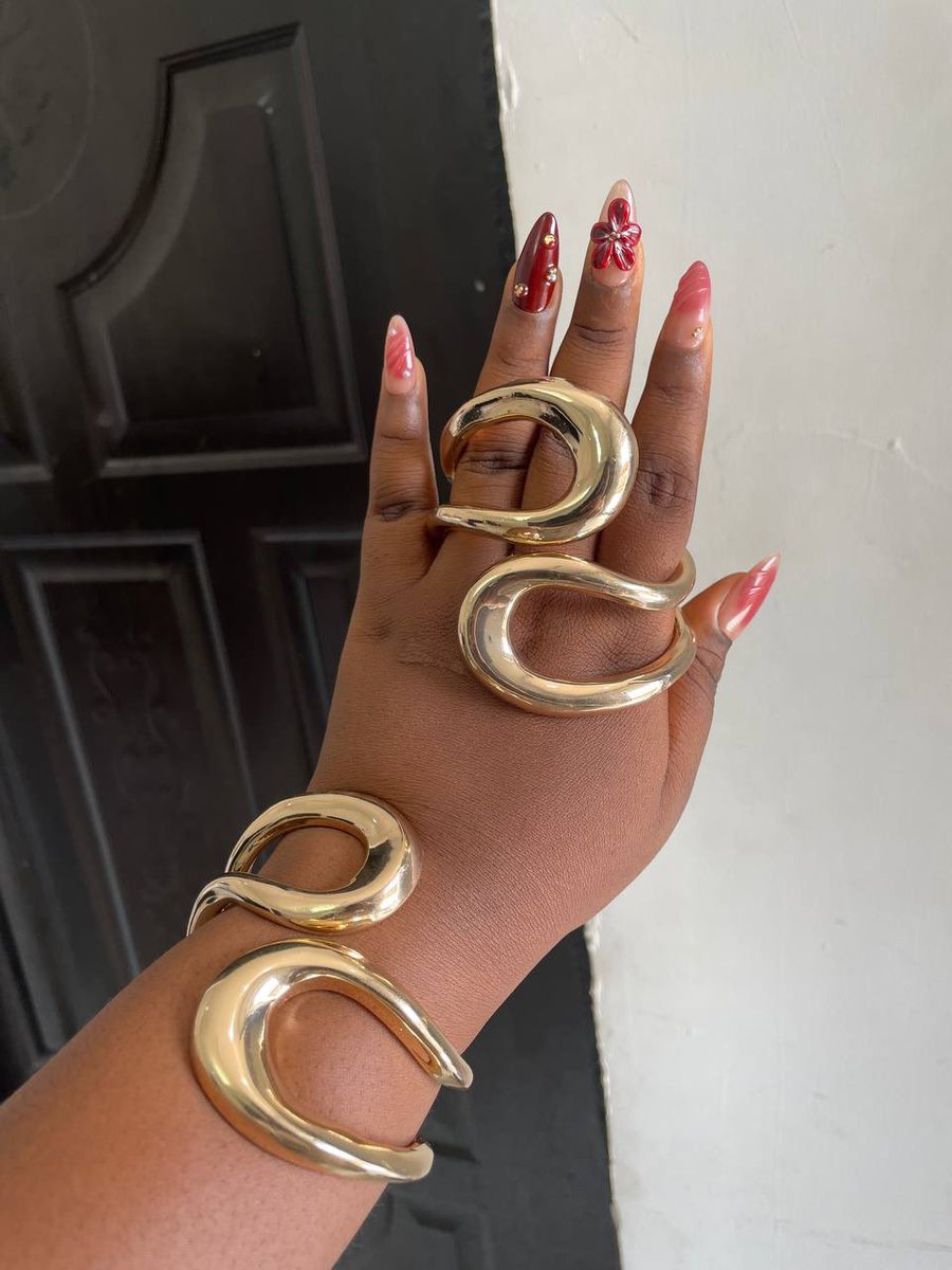 Rae_essentials's tweet photo. Gold Chunky Bangles 😻🌺🌸

Choose your favorite 🤩 

Price•: 7,000 each

Chic and Stylish✨
Tarnish free ✨
Perfect fit ✨

Send a Dm to Order 
Nationwide delivery 

#chunky #bangles #chunkybangle #luxebyrae https://t.co/FNTD0Vi9Dv