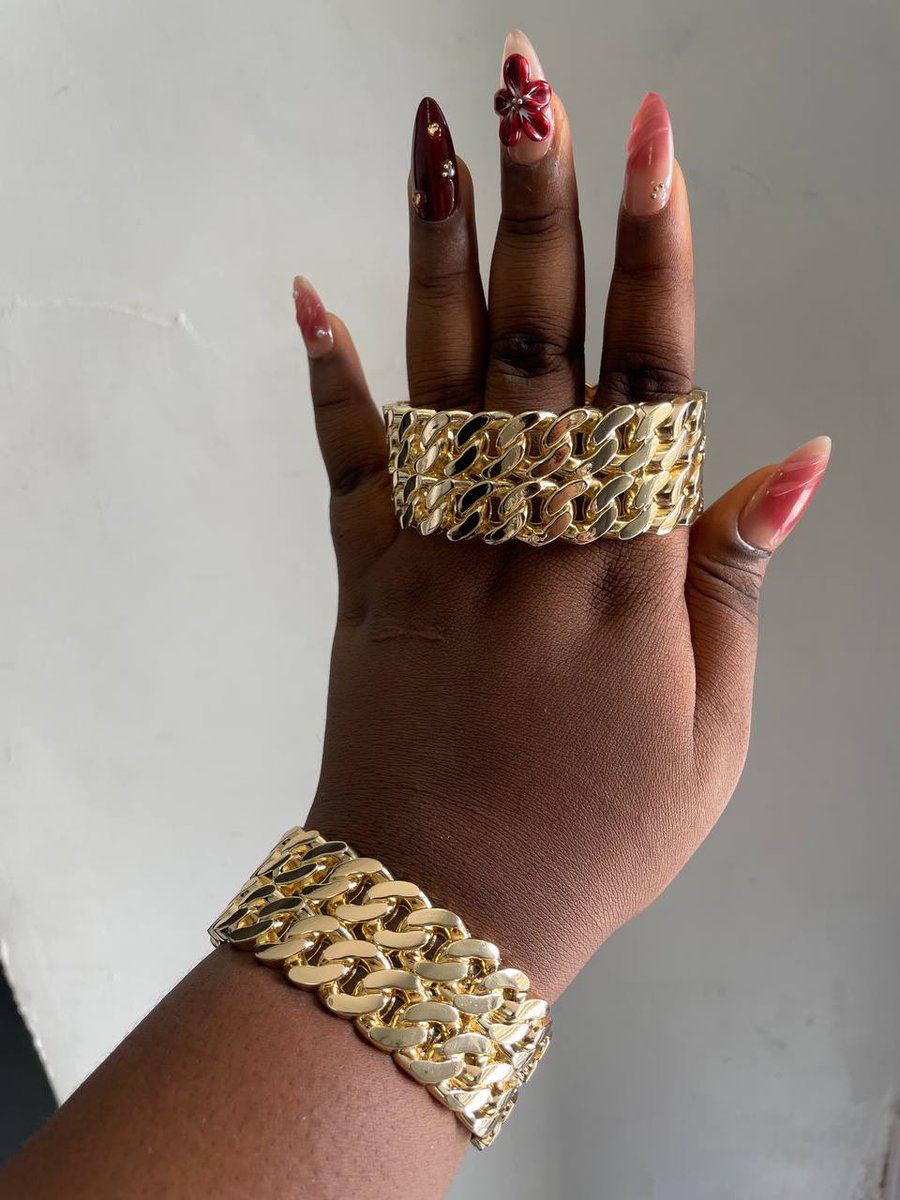 Rae_essentials's tweet photo. Gold Chunky Bangles 😻🌺🌸

Choose your favorite 🤩 

Price•: 7,000 each

Chic and Stylish✨
Tarnish free ✨
Perfect fit ✨

Send a Dm to Order 
Nationwide delivery 

#chunky #bangles #chunkybangle #luxebyrae https://t.co/FNTD0Vi9Dv