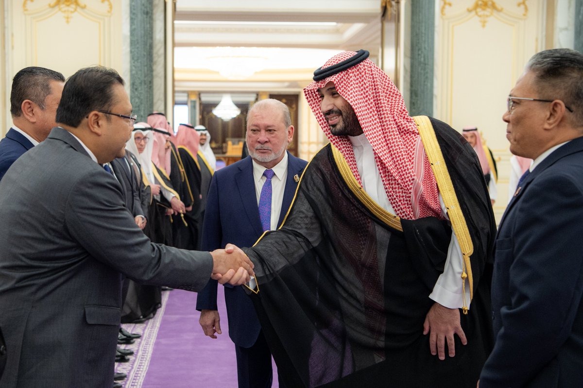 صور ..

 ولي العهد خلال استقباله في الديوان الملكي بقصر اليمامة ملك ماليزيا، ويقيم مراسم استقبال رسمية لجلالته.

-
