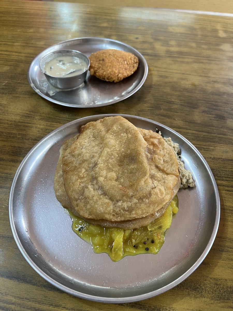 akhileshb95's tweet image. Forget fancy plating.

If it’s served like this in a tiny temple-side hotel in coastal Karnataka, it’s guaranteed gold 😋