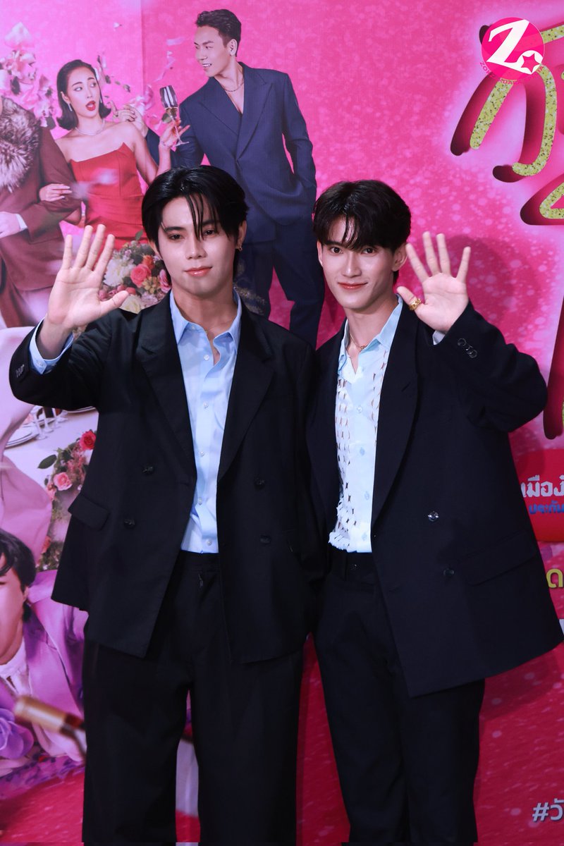 "โอม - เฟริสท์" ร่วมเดินพรมแดงรอบปฐมทัศน์ละครเวที “วันสละโสดกับโจทก์เก่าๆ เดอะ สรวน มิวสิคัล” 

#วันสละโสดกับโจทก์เก่าๆGalaNight
#วันสละโสดกับโจทก์เก่าๆ
#OhmFirst #โอมเฟริสท์
#OhmSarit #First_Chalongrat