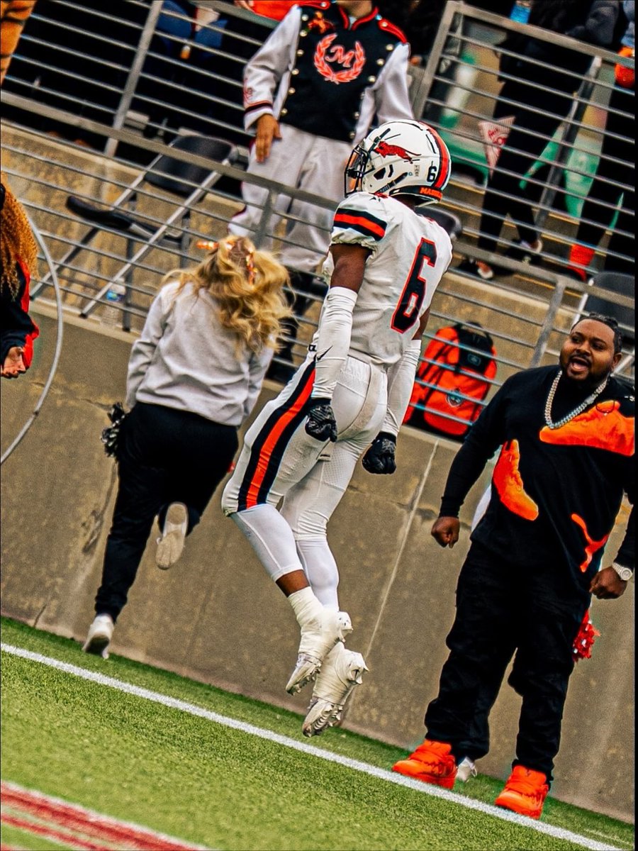 JR year regular season highlights !!
7 touchdowns
28 rec - 400 yards
8 KOR rec- 211 yards 
4 PR - 81 yards 
13 tackles 
1 fumble recovery 
2 INTS
3 PBU  
hudl.com/v/2T5LXB