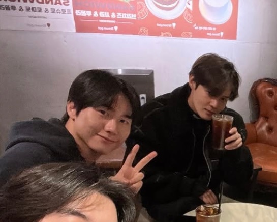 임떤연하 가오잡는 와중에
앞에 식떤연상 쌍브이하고 난리남