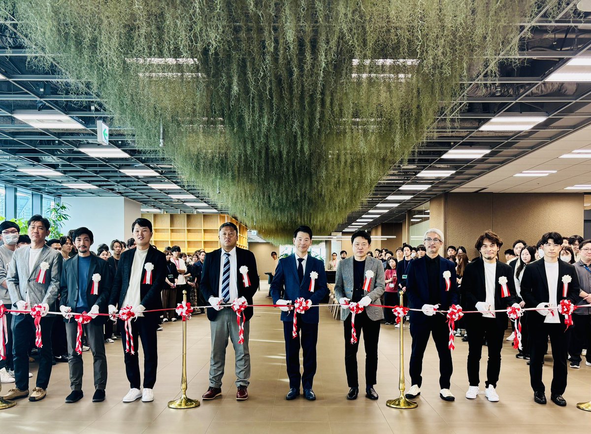 RyoSakai_cw's tweet photo. クラウドワークスは本日から麻布台ヒルズ森JPタワーにオフィス移転をしました！
お祝いの植物を頂いた皆様、本当にありがとうございました！！

AI時代の中であえて「人と出会えるクラウドワークス」をスローガンに今期はやっており、共催イベントのお声がけなど沢山頂き非常に感謝です！引き続きよろしくお願い致します。