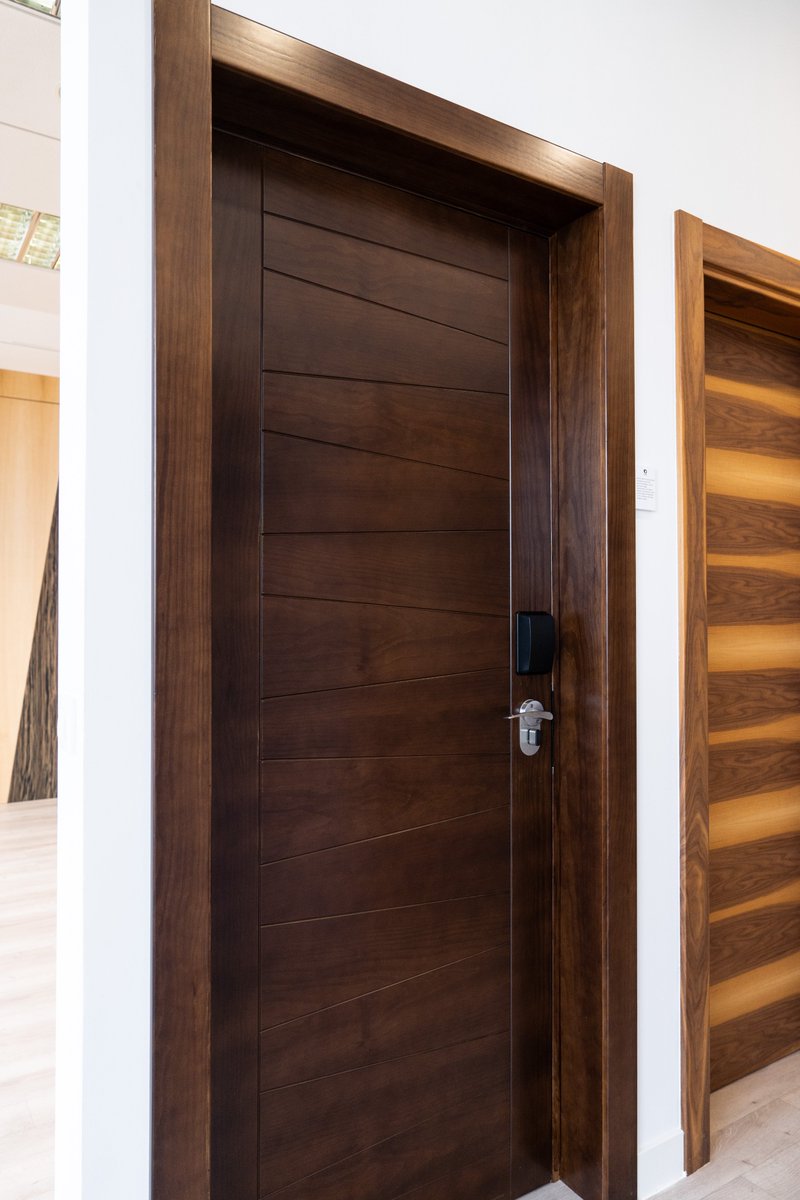 PuertasDayfor's tweet photo. 🚪 Puerta Block EI-60 /11 acústica 46 dB. Diseño y rendimiento que marcan la diferencia.

▪️ Enrasada y rechapada en nogal precompuesto fajeado.
▪️ Bisagras y cierrapuertas ocultos.
▪️ Cerradura de tarjeta, perfecta para espacios de alto nivel.

#Dayfor #PuertasDayfor https://t.co/dEM5T5XdS3