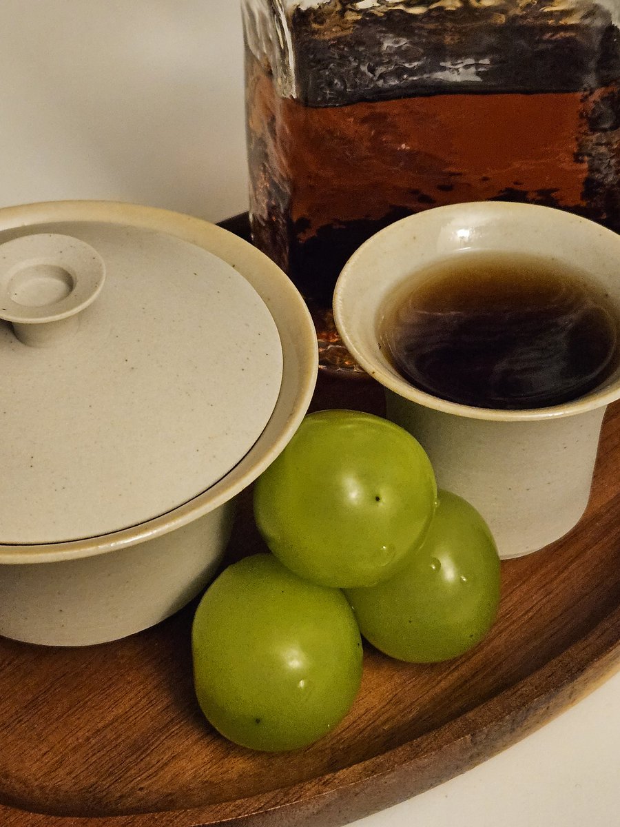 몸이 으슬으슬해서
구수한 흑차에 달달한 샤인머스캣