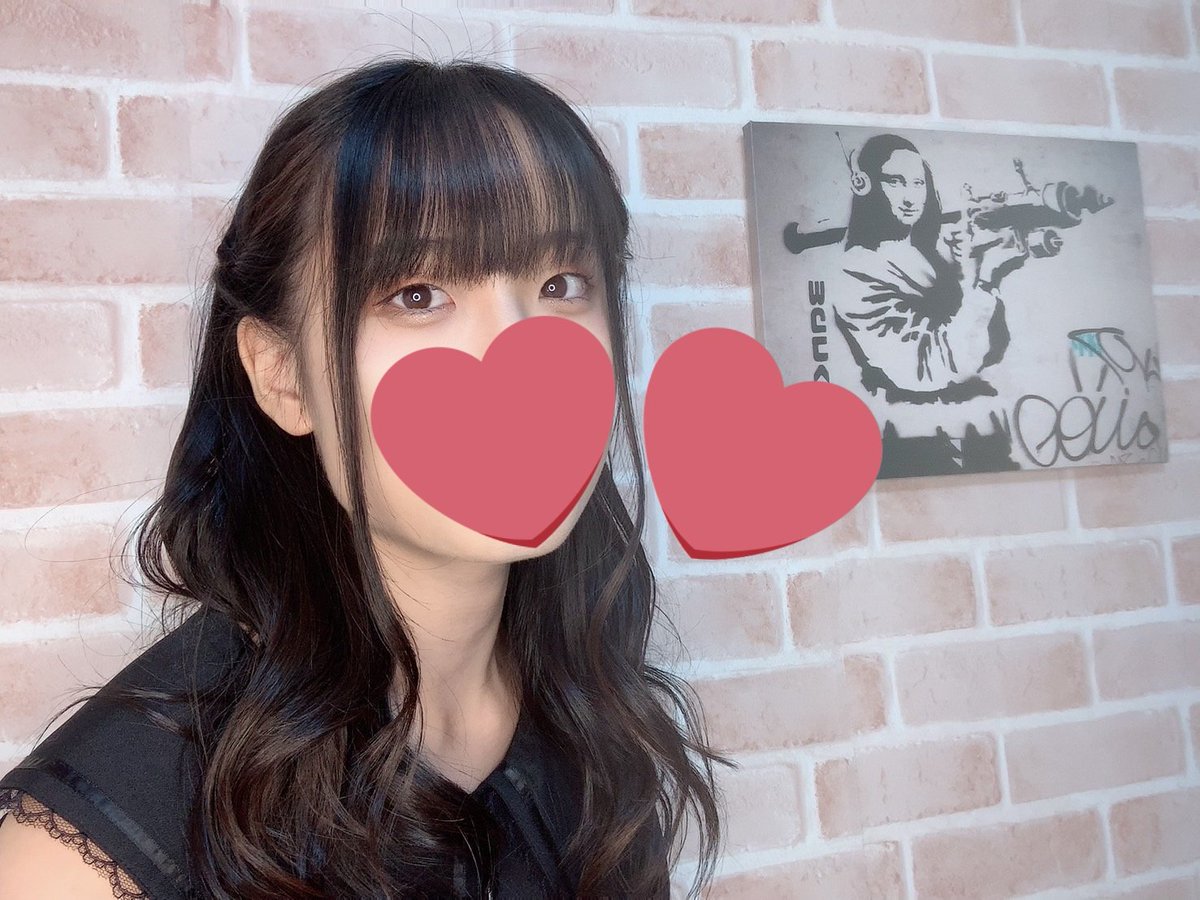 STG_STB's tweet photo. きのうは2023年生誕祭のときのあおちゃんの髪型をまねっこしました。
レンタルスペースにかかっていたバンクシーの絵画とともに📸。 https://t.co/CSQ5qQD0OI