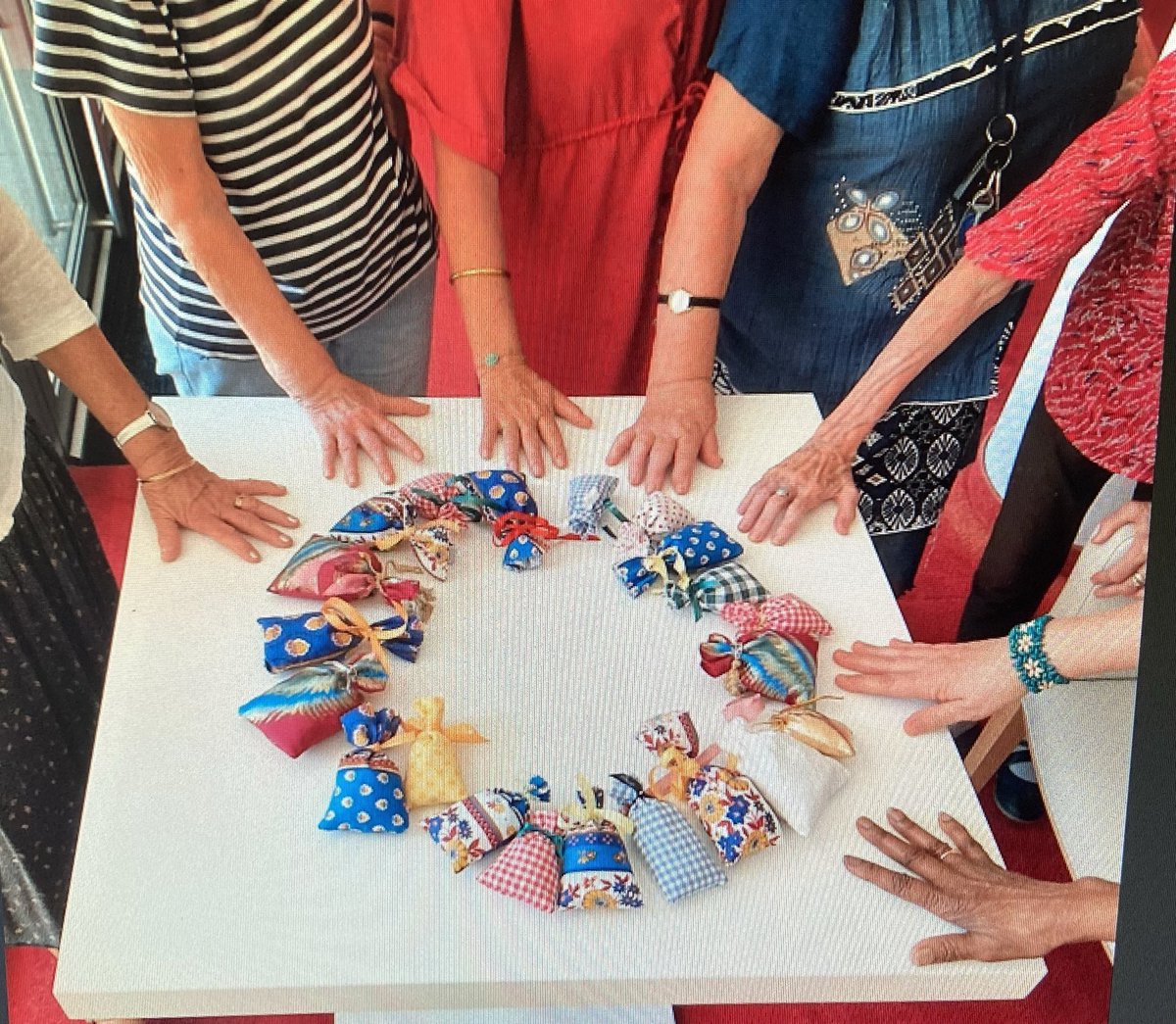 Bonjour à tous !
Petit retour sur notre animation d’hier! Confection de sachets de lavande avec la lavande de notre jardin! #bienviellir #ateliercreatif  🌸