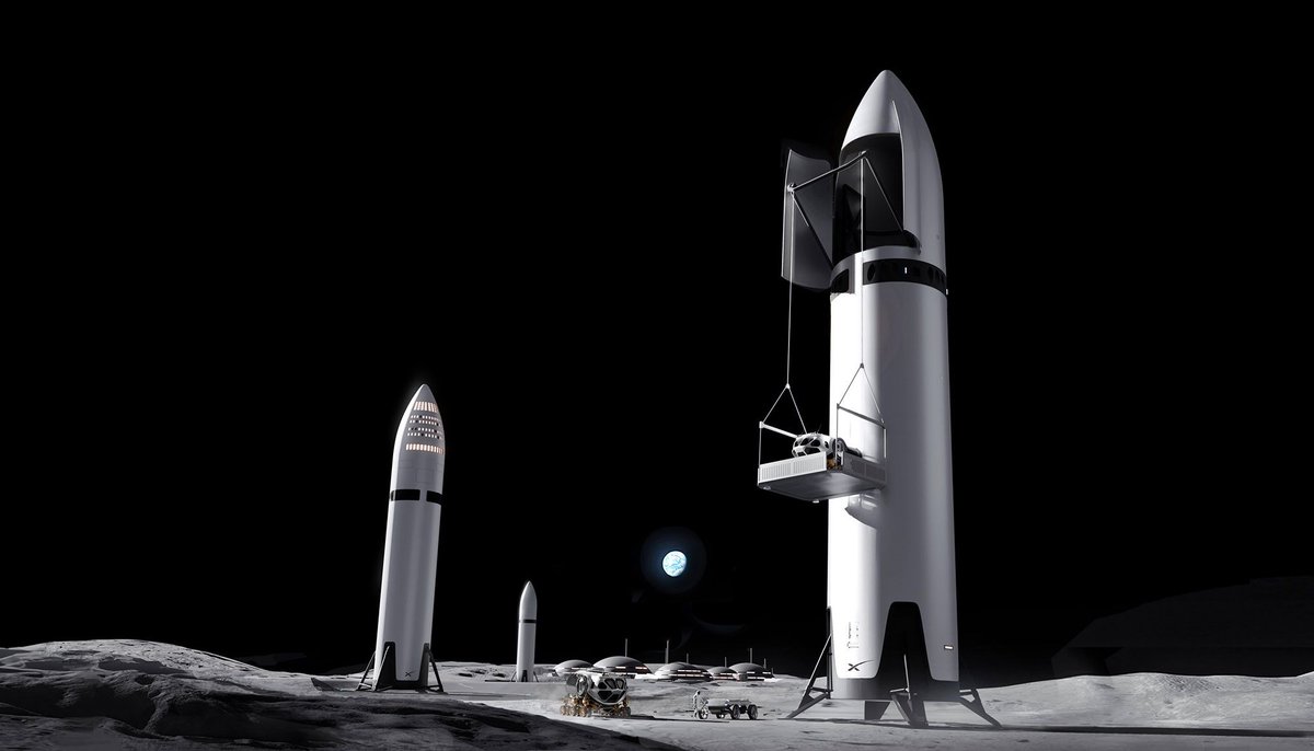pirrer's tweet photo. SpaceX 為什麼突然宣布月球計畫 ? 馬斯克的大轉彎，從「月球是分心」到「大力聚焦月球」

2025 年 1 月 2 日，Elon Musk 在 X 上回應網友關於月球計畫的提問。他的答案很直接：「不，我們直接去火星。月球只是分心的東西。」這個回答很 Musk，堅定、清晰、不留餘地。

他甚至詳細解釋為什麼，要建立火星自給自足的殖民地，需要每年運送百萬噸級的物資到火星表面，所以真正重要的指標是「運送到軌道的質量」和「運送到火星表面的質量」。月球？不在這個計畫裡。

十個月後，2025 年 11 月 3 日，同一個 Musk 在 X 上發文：「SpaceX 將大力聚焦月球。」

「什麼改變了？」

這是個好問題。十個月內，到底發生了什麼事，讓 Musk 從堅定的「月球無用論者」變成「月球聚焦者」？這個 U 轉背後，是一連串壓力、衝突、妥協的故事。

2025 年 1 月：火星才是目標

先回到 1 月，理解 Musk 當時的邏輯。他在那則推文中寫得很清楚，運送到軌道的質量是關鍵指標，之後才是運送到火星表面的質量。前者需要達到每年百萬噸級別，才能建立火星上的自給自足殖民地。這是 SpaceX 的終極目標，也是 Musk 創立 SpaceX 的初衷，讓人類成為多行星物種。

在這個框架下，月球確實是分心的東西。月球距離地球只有 38 萬公里，火星最近時也要 5500 萬公里。月球沒有大氣層，重力只有地球的六分之一，資源有限。火星雖然遠，但有稀薄大氣，重力是地球的三分之一，理論上可以建立永久基地。對 Musk 來說，月球是短期目標，火星才是長期願景。而他從來不是一個在乎短期目標的人。

但問題是，SpaceX 早在 2021 年 4 月就拿了 NASA 的合約，要開發 Starship HLS，也就是人類登月系統，用來執行 Artemis III 任務，讓美國太空人重返月球。合約金額 29 億美元，如果達成所有里程碑，總金額可能達到 45 億。NASA 已經付了 27 億。

這就產生了一個矛盾。Musk 嘴上說月球是分心，但 SpaceX 手上握著 29 億的月球合約。而這個合約，正是接下來十個月衝突的核心。

29 億美元的月球合約

Starship HLS 是什麼？簡單說，就是把 SpaceX 正在開發的 Starship 火箭改造成月球登陸器。Starship 原本是為火星設計的，能載 100 人，能在火星表面降落，能重複使用。NASA 看中了這個設計，決定用它來送太空人回月球。

聽起來很合理，但實際執行起來，有一大堆待解問題。

首先，Starship 還在測試階段。從 2023 年 4 月第一次試飛開始，到 2025 年 10 月，總共飛了 11 次。最近兩次，2025 年 8 月和 10 月的測試算是成功，火箭順利起飛、分離、飛行、回收。但在這之前，連續三次失敗，上節火箭在飛行中爆炸。而且到 2025 年 11 月為止，Starship 還沒有真正進入軌道，所有測試都是次軌道飛行。

更關鍵的問題是，登月任務需要一個 Starship 目前還沒展示過的技術：在軌加油。

為什麼需要在軌加油？因為 Starship 太重了。如果要飛到月球再飛回來，一次發射帶的燃料不夠。所以計畫是這樣的，先發射一艘 Starship 當加油站，停在地球軌道上。然後發射多艘 Starship 運油船，一趟一趟把燃料送上去。等加油站裝滿了，再發射載人的 Starship，在軌道上加滿油，然後飛去月球。

聽起來就很複雜。而且截至 2025 年 11 月，SpaceX 還沒有測試過在軌加油。一次都沒有。這是登月任務最關鍵的技術，但還停在理論階段。

NASA 當然知道這個問題。2024 年 6 月，美國政府問責辦公室發布報告，指出 NASA 內部評估認為，有 70% 的信心 Starship HLS 要到 2028 年 2 月才會準備好。但 NASA 官方的目標是 2027 年中。換句話說，進度至少落後半年以上。

這就是背景。SpaceX 拿了 NASA 的錢，答應要在 2027 年送人上月球，但關鍵技術還沒搞定，而且進度落後。Musk 可以繼續說月球是分心的東西，但 NASA 不這麼想。

2025 年 10 月：衝突爆發

10 月 20 日，NASA 代理署長 Sean Duffy 公開發言。他直接點名，SpaceX 的進度「落後」，而美國不能輸給中國。中國計畫在 2030 年前實現載人登月，美國必須搶先。為了確保進度，Duffy 宣布，NASA 將重新開放 Artemis III 登月器合約，讓其他公司也能參與競爭。

這是一個非常強硬的訊號。NASA 基本上是在說，SpaceX 你不行，我們要找別人了。

誰是別人？Jeff Bezos 的 Blue Origin。就在 Duffy 發言後不久，NASA 證實，Blue Origin 也提交了加速登月的競爭方案。這兩家公司的老闆，Musk 和 Bezos，是出了名的對頭。現在 NASA 要把 Musk 手上的合約開放給 Bezos 競爭，這對 Musk 來說簡直是挑釁。

Musk 的反應呢？10 月 21 日，也就是 Duffy 發言的第二天，Musk 在 X 上開罵。他罵 Duffy 是笨蛋，說他 IQ 只有兩位數，指控他試圖殺死 NASA。這就是典型的 Musk 風格，直接、攻擊性、完全不顧形象。

但罵歸罵，問題還是要解決，SpaceX 面對的壓力是多重的。

第一，商業壓力。 29 億的合約，已經拿了 27 億。如果合約被取消或者被分給 Blue Origin，不只是剩下 18 億拿不到的問題，已經拿的 27 億也可能要被追究進度。而且 Starship 的開發成本巨大，SpaceX 自己負擔超過 90% 的研發費用。沒有 NASA 的錢，Starship 的開發會更困難。

第二，競爭壓力。 Jeff Bezos 不是善類。Blue Origin 雖然進度比 SpaceX 慢，但他們財力雄厚，而且一直在等機會。現在 NASA 主動開門，Bezos 當然不會放過。如果 Blue Origin 拿到合約，SpaceX 在太空產業的主導地位會被挑戰。

第三，政治壓力。 美中太空競賽已經變成國家層級的議題。中國在 2025 年展示了多款新型戰機和太空載具，速度快得驚人。美國政府承受巨大壓力，不能輸。而 SpaceX 是美國太空計畫的主力，如果連 SpaceX 都搞不定，美國真的會輸。

這三重壓力加起來，就是 Musk 在 10 月面對的現實。他可以繼續堅持火星夢，但如果因此失去 NASA 合約，失去政府支持，失去市場主導地位，那火星夢也只是夢。

2025 年 11 月：180 度轉彎

10 月 30 日，SpaceX 正式回應。他們向 NASA 提交了一份「簡化版」加速登月計畫，承諾會「更快地讓人類重返月球，同時提升太空人安全性」。語氣比 Musk 個人的推文溫和多了，這是公司正式聲明，不是老闆個人發洩。

然後到了 11 月 3 日，Musk 在 X 上發文：「SpaceX 將大力聚焦月球。」

SpaceX 官網也同步發布聲明，強調「Starship 仍然是讓人類重返月球表面最快的途徑」。

這和 1 月的「月球是分心的東西」形成了鮮明對比。十個月前，Musk 說月球不重要。十個月後，SpaceX 說月球是重點。

語氣的變化也很明顯。從 10 月 21 日罵 Duffy 是笨蛋，到 10 月 30 日提交正式方案，再到 11 月 3 日宣布大力聚焦月球，整個轉變只花了兩週。從激烈對抗到正式妥協，速度快得驚人。

這是真心轉變，還是策略性妥協？

回到最早的問題：什麼改變了？答案應該有幾個層面。

首先，商業現實的壓力。 27 億已經拿了，剩下 18 億還沒拿到。如果合約被取消，SpaceX 不只是少賺 18 億的問題，整個 Starship 的開發節奏都會受影響。Starship 是 SpaceX 的核心專案，投資巨大，目前還沒有商業回報。NASA 的合約是重要的資金來源。失去這個合約，對 SpaceX 來說是真的傷。

其次，技術進度的現實。 11 次測試飛行，失敗率還是很高。在軌加油技術還沒驗證。2027 年中登月，確實很難達成。也許 Musk 自己也意識到，進度真的落後了。這時候如果還繼續嘴硬說月球不重要，只會讓 NASA 更有理由把合約給別人。

第三，政治環境的變化。 美中太空競賽不再只是科技競爭，已經變成國家戰略競爭。美國政府需要 SpaceX 配合，需要「美國會贏」的故事。SpaceX 作為美國太空產業的旗艦公司，不能在這個時候唱反調。

最後，可能是策略的重新思考。 也許 Musk 開始意識到，月球不一定是分心的東西。月球可以是去火星的跳板，可以測試技術，可以積累經驗，可以建立補給站。而且從商業邏輯來看，先拿月球的錢，用這筆錢支持火星計畫，可能比直接跳過月球去火星更實際。

這四個因素加起來，就是 Musk 從「月球是分心」到「大力聚焦月球」的原因。