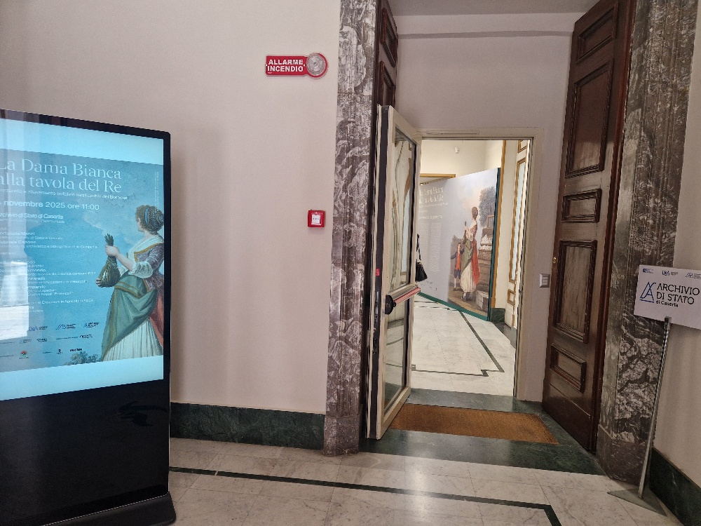 Questa mattina abbiamo inaugurato la mostra “La Dama Bianca alla tavola del Re” negli spazi dell’Archivio di Stato, all’interno della Reggia di Caserta. 

Il Consorzio ha contribuito alla realizzazione della mostra, che vede al centro proprio la storia dell’oro bianco con