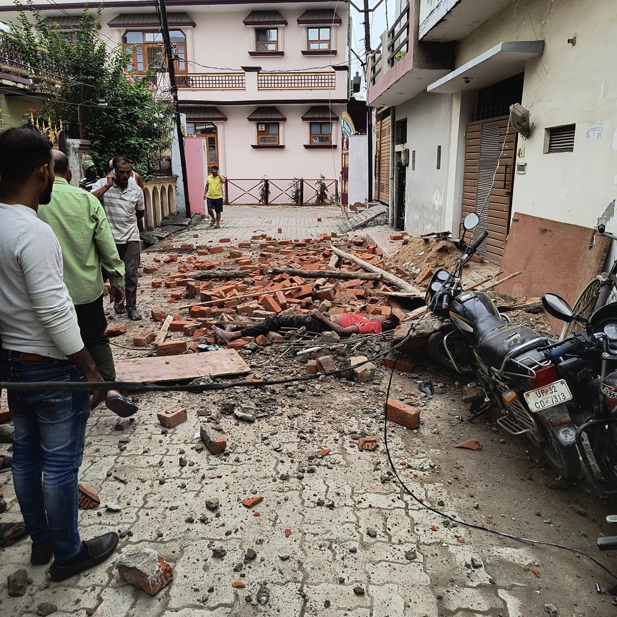 bstvlive's tweet photo. लखनऊ: निर्माणाधीन मकान का लेंटर गिरने से हादसा
➡ एक मजदूर की मलबे में दबकर मौत, 1 घायल
➡ गुडंबा थाना क्षेत्र की फूलबाग कॉलोनी में हादसा
#Lucknow #ConstructionAccident #LaborDeath | @lkopolice https://t.co/44hsgfLSeG