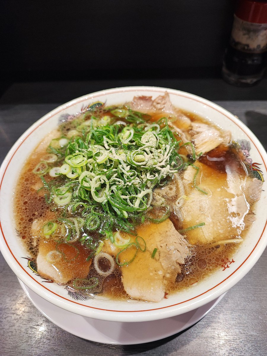 rawotaccho's tweet photo. 特製ラーメン@本家第一旭 天満店
連休明けのアイドルタイムに並びは如何ほどかと様子を見に行くと外待ちなし♪
大阪で第一旭のラーメンが食べれるなんて考えてもいなかったから余計に旨い！
夏場は店内外とんでもない暑さになりそうな予感。 https://t.co/ZiBkbAxG04