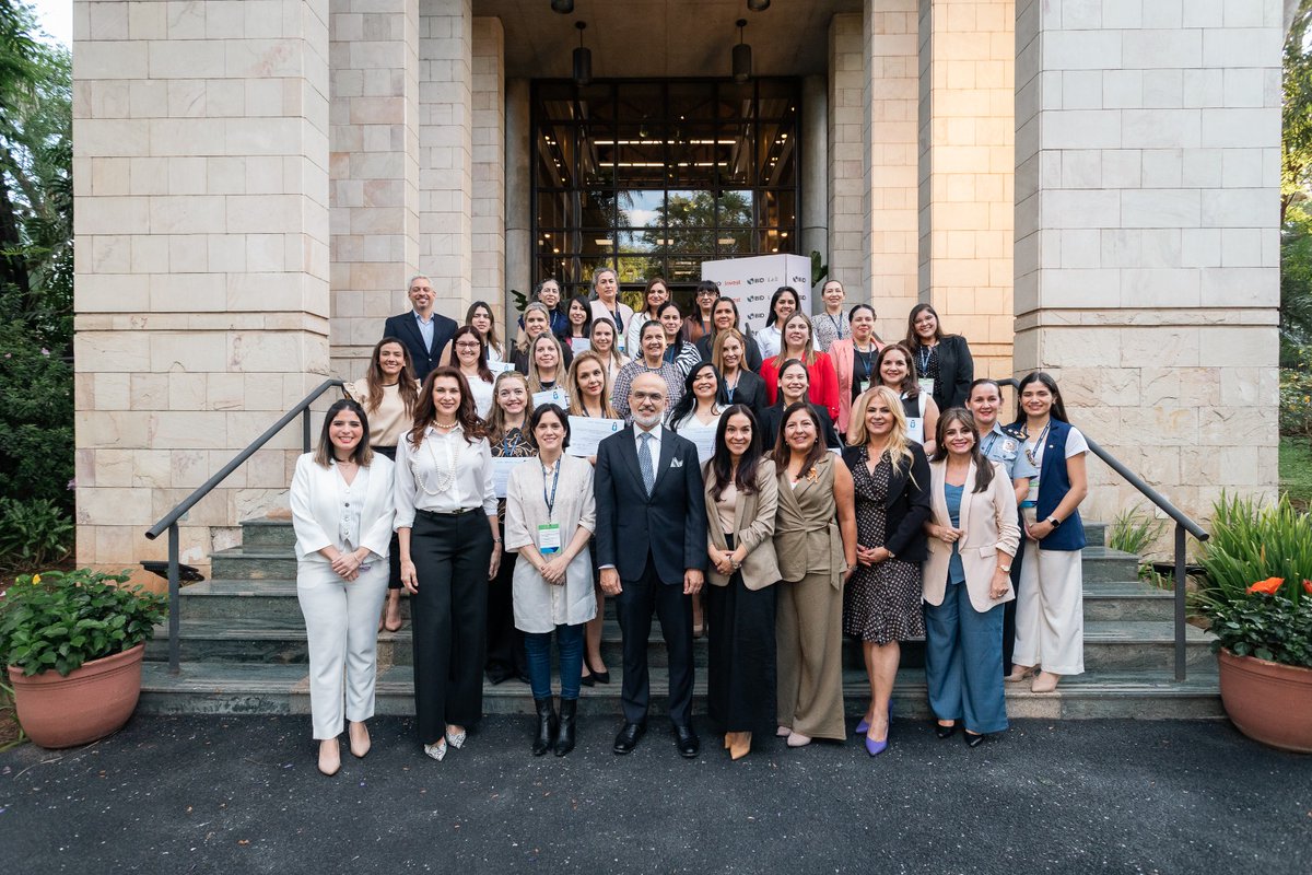 Con el propósito de fortalecer las capacidades del #ServicioPúblico a través de su capital humano, se dio cierre al Programa Mujer+IMPACTO, con apoyo del <a href="/el_BID/">Banco Interamericano de Desarrollo</a>, con un enfoque en #mujeres líderes de varias instituciones públicas, destacó la viceministra <a href="/AndreaMPicaso/">Andrea Picaso</a>