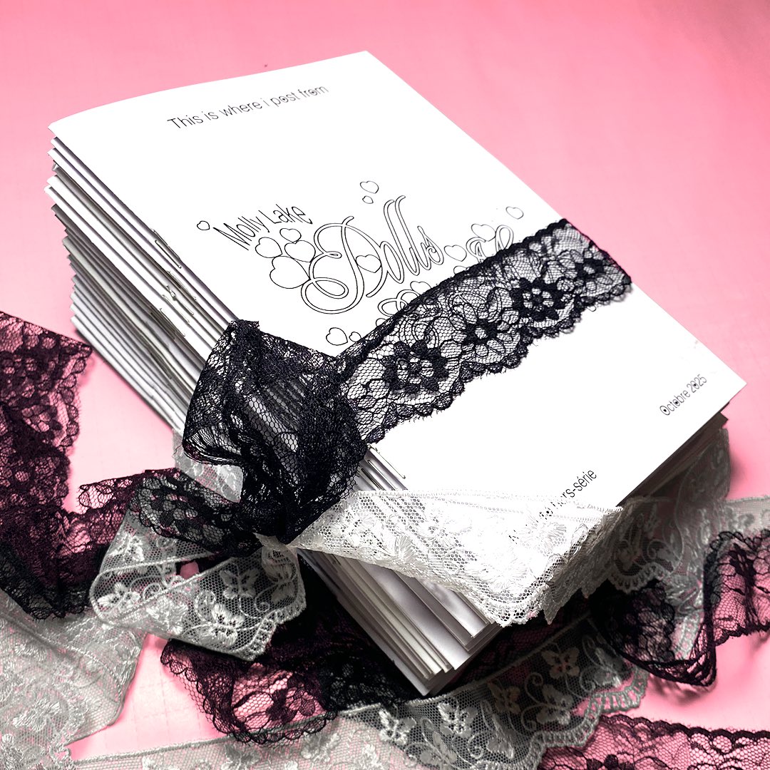 menacezubrowska's tweet photo. Mon dernier article est dispo en fanzine 🎀 Soutenez ma revue &amp; mon travail ! 

Dans ce numéro 𝓓𝓸𝓵𝓵𝓼 𝓪𝓷𝓭 𝓜𝓮 sont présentés les travaux de Molly Lake et Mary Argento, deux artistes émergeantes dont les thématiques sont liées aux poupées. 

Insta: thisiswhereipostfrom_ 🫶🏼 https://t.co/rwz1tnsjXB