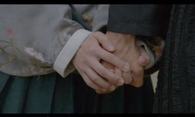 "أراكَ بداخلي قُربا عميقا
وفي الأميال ما أقصاكَ عني.
#مساء_الخير