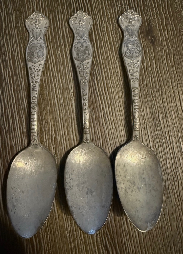 PullTheShade3's tweet image. Set of 3 Antique State #SilverSpoons #Oneida Community
Needs to be polished.