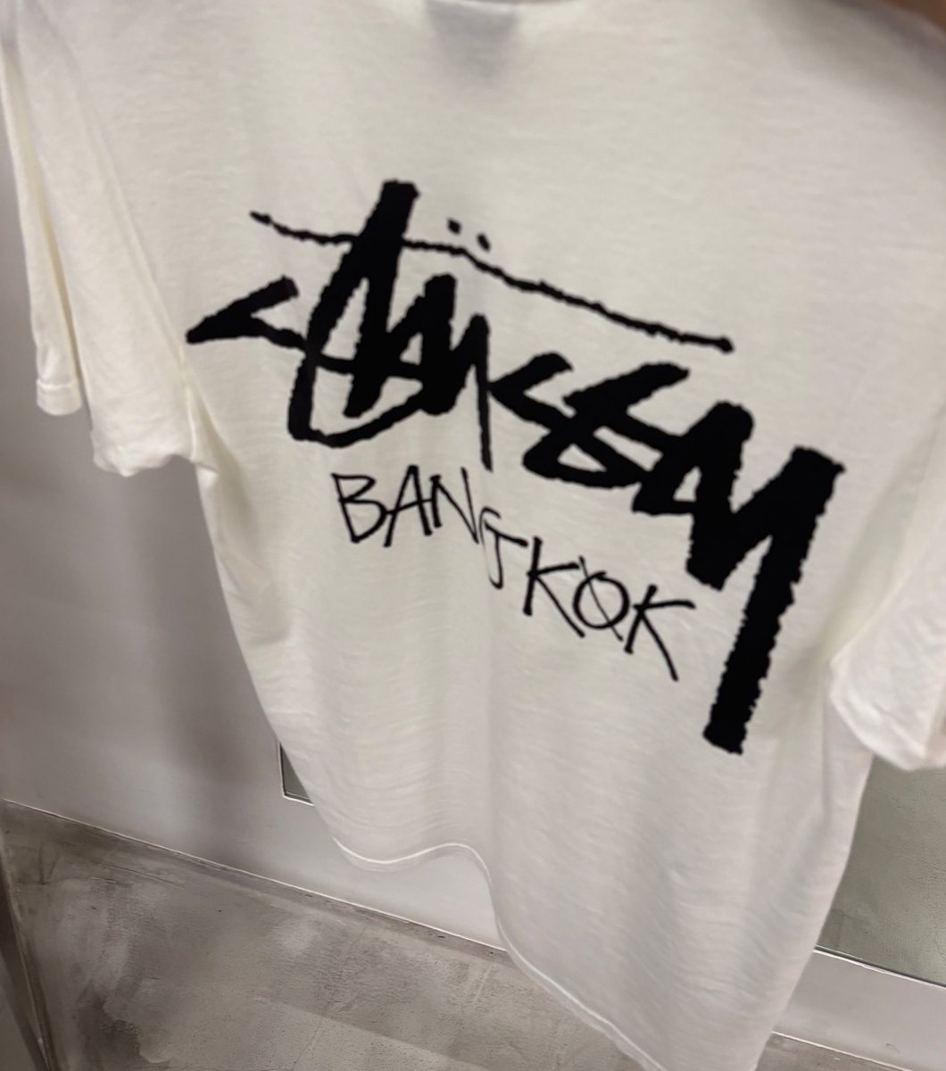 MotCrucio's tweet photo. วันนี้คุณลีดเดอร์แจบอมทำเรื่องหรอ Stussy~BKK สีขาวหมดเกือบทุกไซส์ จนน้องพนงถามว่าเขาซื้อตามใครกันหรอครับ นี่ก็เปิดรูปให้ดูเสร็จสรรพ น้องถามต่อ แล้วพี่จะตัดแขนเหมือนเขาไหมครับ😂#JAYB https://t.co/ByDXkKlGG9