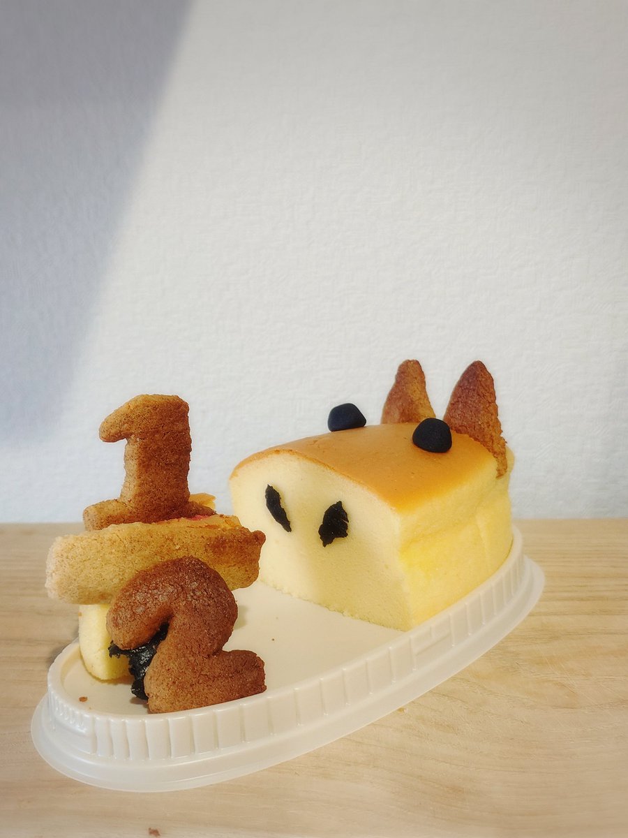 mangojuce28's tweet photo. 今日で半年👶早い😂
ハーフバースデーには、ホールケーキを半分にしたケーキでお祝いする…というのを見てひらめいた、近所で売ってる楕円のケーキを半分にしたら馬になるのではと🐴
…でも旦那にはアノマロカリス？って言われてもうたw
馬の顔だよー！(笑) https://t.co/Ntzzvpi96c