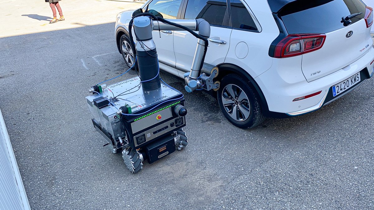 RobotnikRobots's tweet image. 🚗Autonomous Mobile Manipulator Robot for vehicle washing: ISTOBAL and Robotnik @RoboticsTmrw 
roboticstomorrow.com/news/2025/10/2…