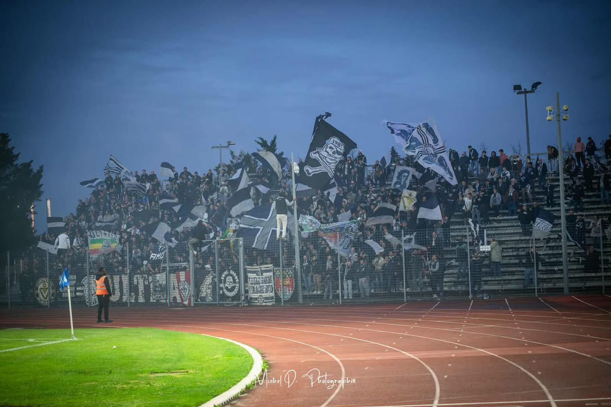 DonFcgb's tweet image. 👏💙 Le 𝐅𝐂 𝐂𝐡𝐚𝐮𝐫𝐚𝐲 𝐫𝐞𝐦𝐞𝐫𝐜𝐢𝐞 𝐥𝐞𝐬 𝐝𝐞𝐮𝐱 𝐤𝐨𝐩𝐬 𝐝𝐞 𝐬𝐮𝐩𝐩𝐨𝐫𝐭𝐞𝐫𝐬 𝐝𝐞𝐬 𝐆𝐢𝐫𝐨𝐧𝐝𝐢𝐧𝐬 présents au 𝐒𝐭𝐚𝐝𝐞 𝐑𝐞𝐧é 𝐆𝐚𝐢𝐥𝐥𝐚𝐫𝐝 𝐝𝐞 𝐍𝐢𝐨𝐫𝐭 samedi soir 𝐩𝐨𝐮𝐫 𝐥𝐞𝐮𝐫 𝐩𝐫é𝐬𝐞𝐧𝐜𝐞, 𝐥’𝐚𝐦𝐛𝐢𝐚𝐧𝐜𝐞 𝐞𝐭 𝐥𝐞𝐮𝐫…