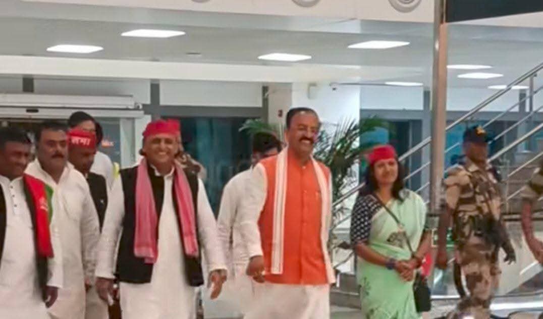 ashutoshmpi's tweet photo. ट्विटर पर तीखी सियासी जंग, लेकिन एयरपोर्ट पर मुस्कुराहटों का संगम 😄
अखिलेश यादव और केशव प्रसाद मौर्य आज एयरपोर्ट पर मिले, माहौल रहा सौहार्दपूर्ण।
राजनीति में मतभेद हो सकते हैं, पर रिश्तों में गर्मजोशी भी जरूरी है। ✨
#AkhileshYadav #KeshavPrasadMaurya #UPPolitics https://t.co/xq084y4Qoz